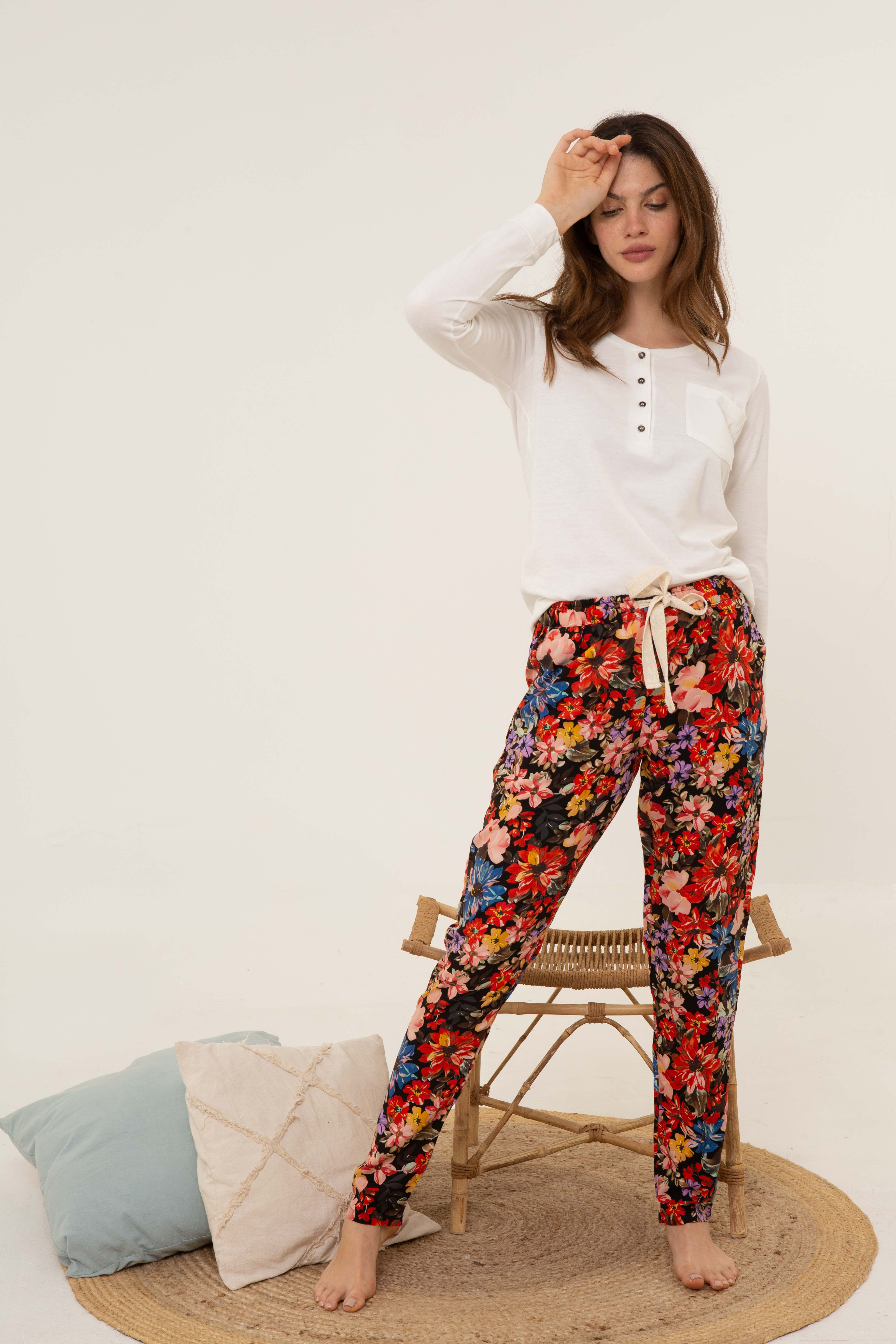 Pantalon negro con flores hot sale